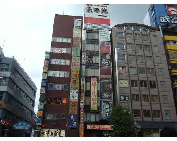 靖国通に面した歌舞伎町の店舗、24時間賑わう立地です。Photo
