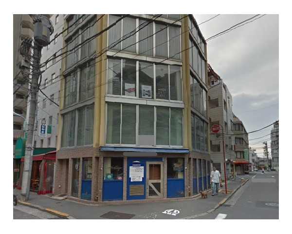 池袋駅5分　角ビル路面店！バー居抜き物件　※重飲食不可　※保証会社要加入　※厨房残置物はシンク程度、椅子撤去済Photo