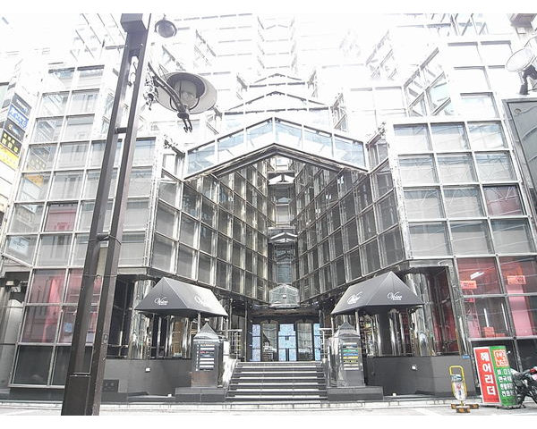 赤坂駅２分！前面鏡張り・豪華なビルのリース物件です。Photo