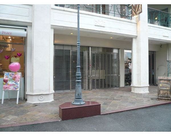 【カフェ閉店済み】前面大理石を使用した豪華＆おしゃれなビル１階Photo