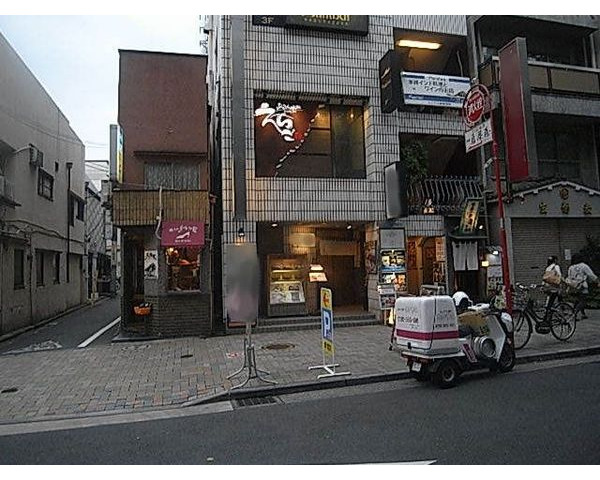 神楽坂商店街沿い　和食店居抜き　平日・休日ともに人通り多し！専用階段あり　※看板使用料10500円別途Photo