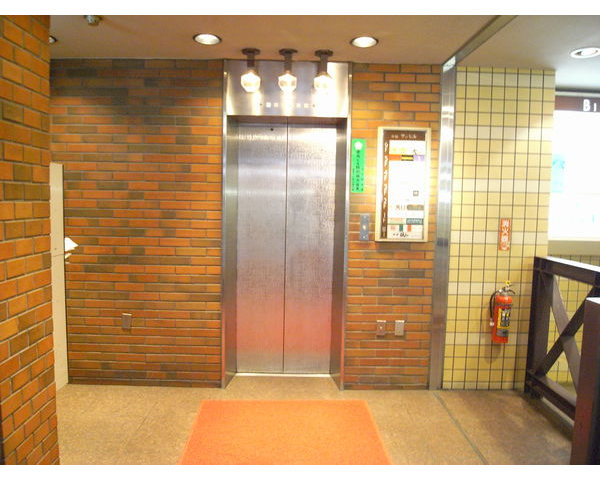赤坂駅２分！赤坂通りと田町通りの角地ビルのリース店舗物件です。Photo