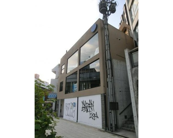 なんば駅徒歩4分に立地。リノベーション改装され、お洒落なデザイナーズビルに生まれ変わりました。1Ｆスケルトン店舗です。Photo