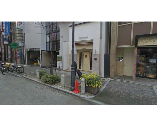 心斎橋のヨーロッパ通りに面する専用階段有りの地下1階店舗募集です。現況スケルトンで約66坪の広さ。人通り多い人気のエリアです。Photo