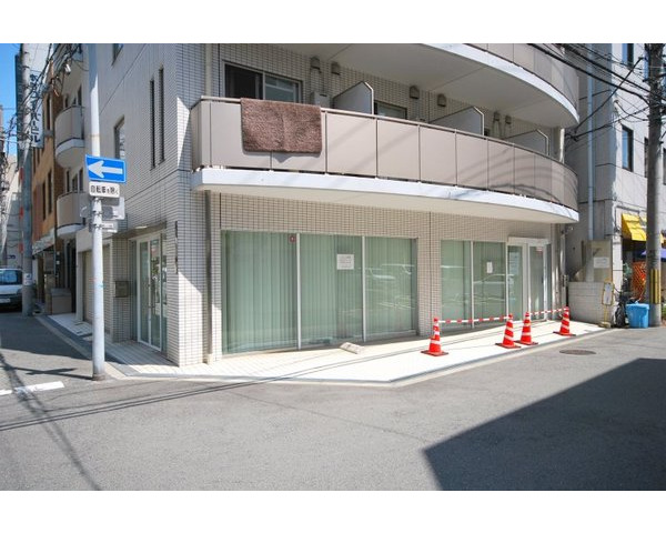 人気の靭公園エリア！！オシャレな飲食店や雑貨屋さんが集まっています。スケルトン店舗で約13坪。Photo
