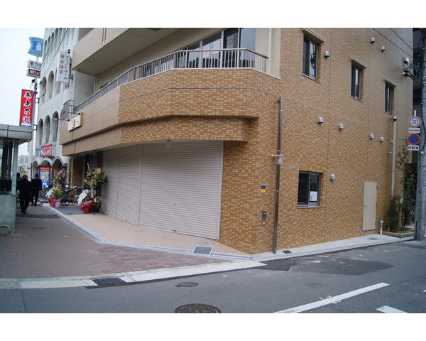 西中島の新御堂筋沿いに新築テナント2Ｆ出ました。約33.5坪で人通りも多く、交通量も豊富。夏には淀川花火で人の行列ができます。Photo
